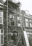 861130 Gezicht op de voorgevel van het pand Bergstraat 11 in Wijk C te Utrecht, tijdens de renovatie.